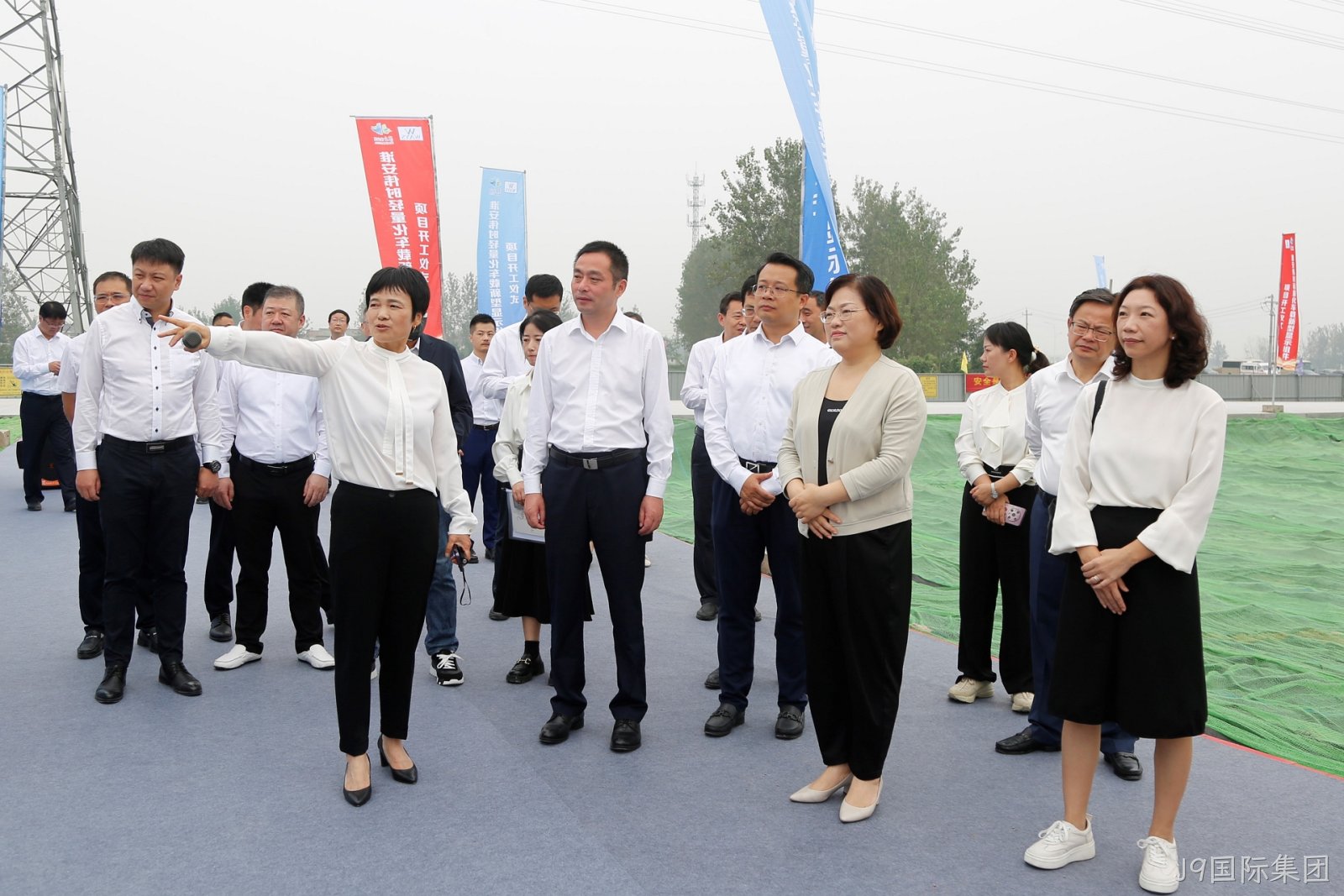 1696670165479772.jpg 淮安J9国际集团轻量化车载新型显示组件项目开工建设3.JPG